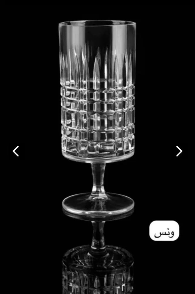 جام کریستال مدل ونس با الگوی چهارخانه (مشبک) عمیق در قسمت پایین و تراش‌های ظریف عمودی در لبه بالا، استایل کلاسیک و شیک