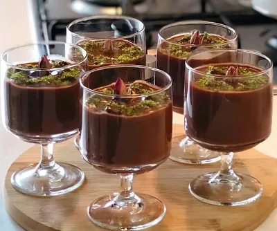 گیلاس پایه‌دار پاشاباغچه ۳۰۰ میلی‌لیتری مناسب سرو دسر و نوشیدنی